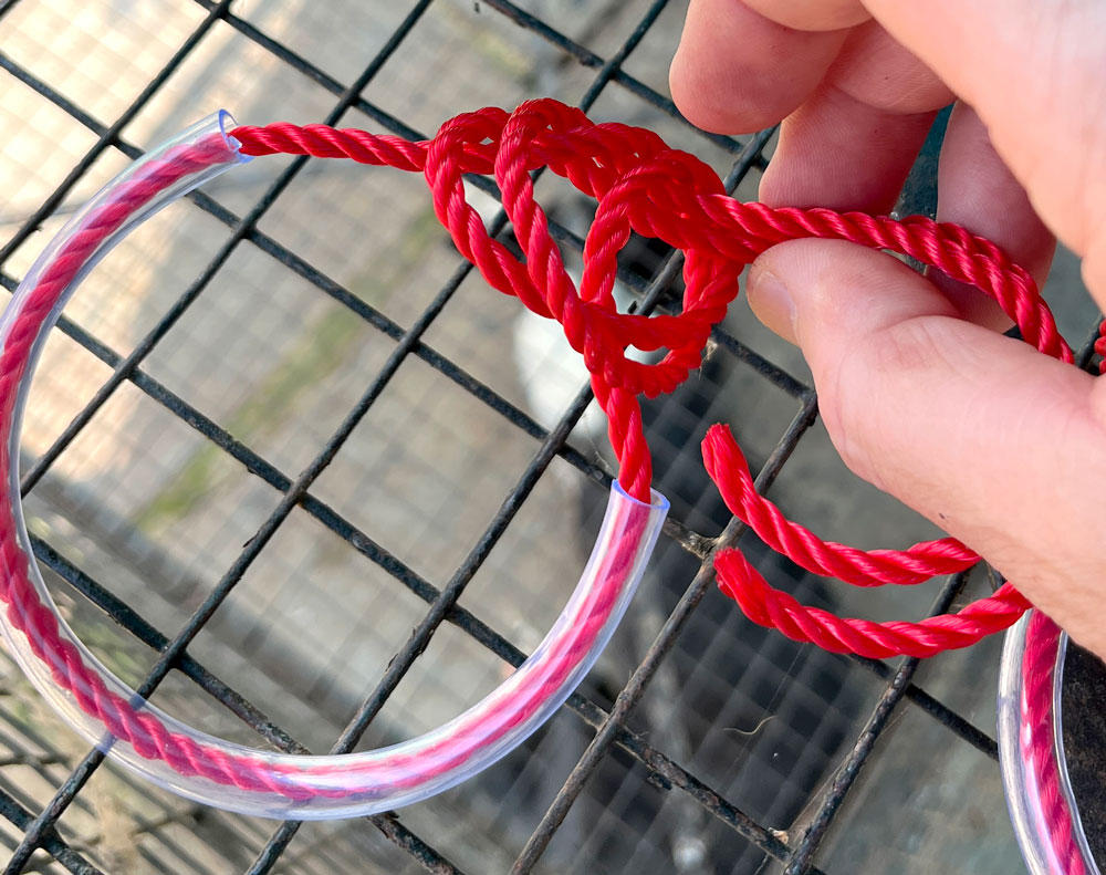 Knot tied by the end of the pipe