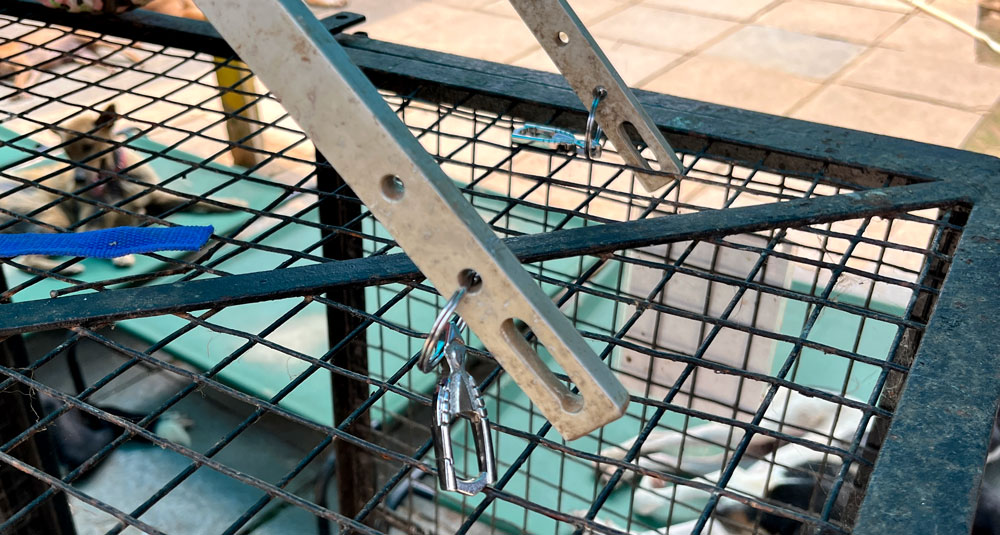 Using a keyring clip for the front harness